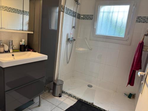 une salle de bain avec douche et lavabo dans l'établissement Appartement entier avec jardin pour 2 à 6 personnes avec 2 chambres et convertible dans le salon, à Six-Fours-les-Plages