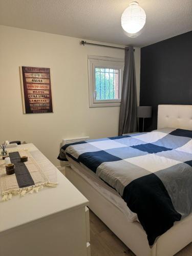 une chambre avec un lit, un bureau et une fenêtre dans l'établissement Appartement entier avec jardin pour 2 à 6 personnes avec 2 chambres et convertible dans le salon, à Six-Fours-les-Plages