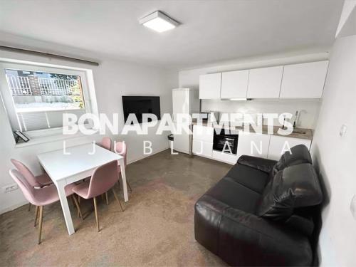 Huge BBQ Garden 1, Basement app Two Bathrooms, AC, Free Parking