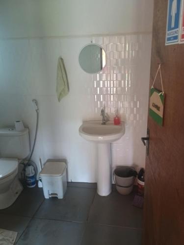 un bagno con lavandino e WC di Chácara Cachoeira a Socorro