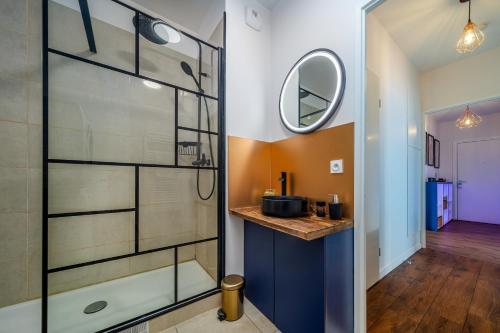 La salle de bains est pourvue d'une douche en verre et d'un miroir. dans l'établissement Chic & Cosy - Private Parking - Between Paris & DisneyLand - 5min TrainStation, Big Mall, à Noisy-le-Grand