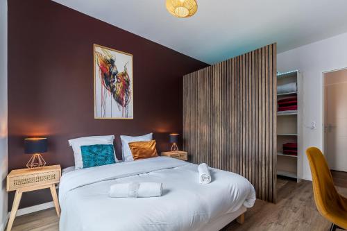 - une chambre avec un grand lit blanc et un mur marron dans l'établissement Chic & Cosy - Private Parking - Between Paris & DisneyLand - 5min TrainStation, Big Mall, à Noisy-le-Grand