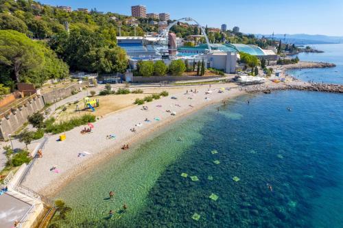 Apartments with WiFi Rijeka - 7825