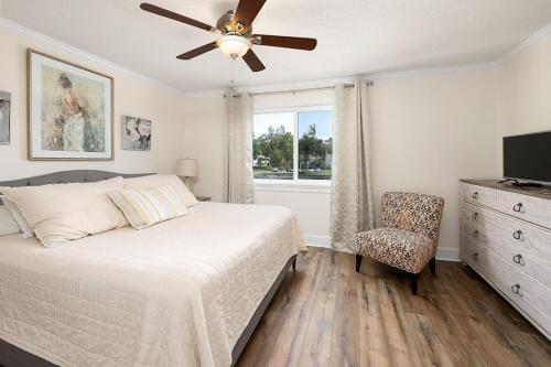 Katil atau katil-katil dalam bilik di Relaxing Lakeview Stay Near Beach w Pool