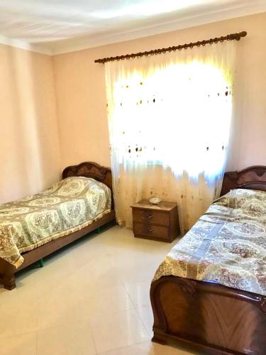 Blue Vila في دوريس: غرفة نوم بها سريران ونافذة