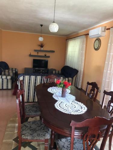 Blue Vila في دوريس: غرفة طعام بها طاولة وكراسي خشبية
