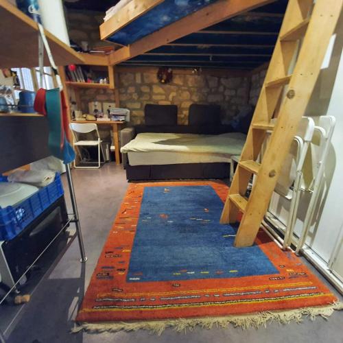 Cette chambre comprend des lits superposés et un tapis. dans l'établissement charmant studio à Marais Paris centre, à Paris