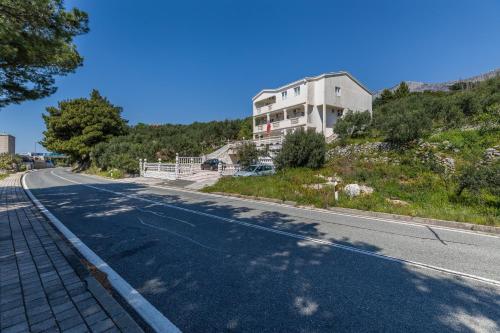 Apartments and rooms with parking space Podgora, Makarska - 23916