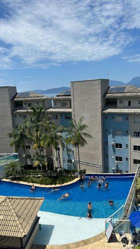 eine Gruppe von Personen, die in einem großen Pool schwimmen in der Unterkunft Porto Real Resort Suites apt Califórnia in Mangaratiba