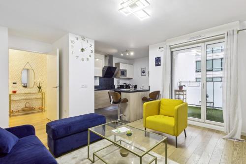 un salon avec un canapé bleu et un fauteuil jaune dans l'établissement Le cocon urbain - Gare 220m - Parking privé - Près de Paris - Proche La Défense, à Rueil-Malmaison