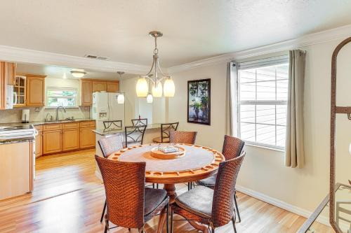 Ảnh trong thư viện ảnh của Walk to Lake Istokpoga Lorida Home with Boat Dock ở Lorida