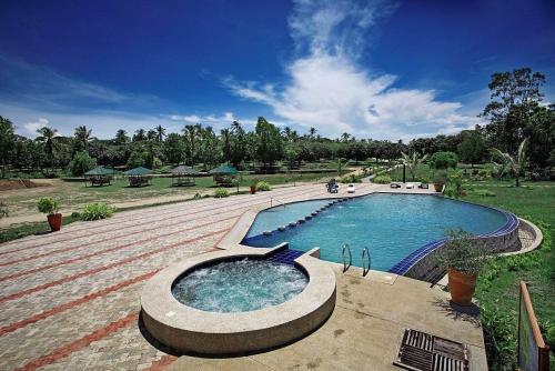 Bazén v ubytování Fatima Farm Resort nebo v jeho okolí