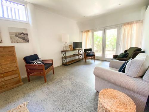 Moorings - Toogoom- Beachfront - 3BR- Airconにあるシーティングエリア