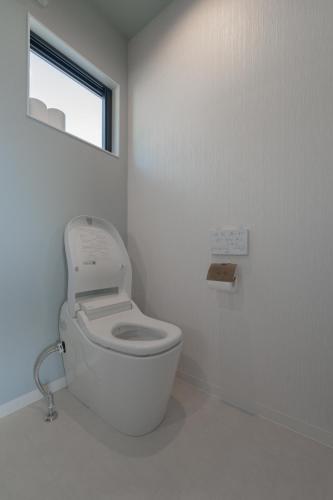 a white toilet in a bathroom with a window at 新築オーシャンビュー離れ FLAG Awaji HANARE in Awaji