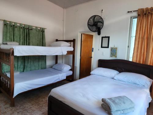 Un pat sau paturi într-o cameră la Hotel OK El Edén Tocaima