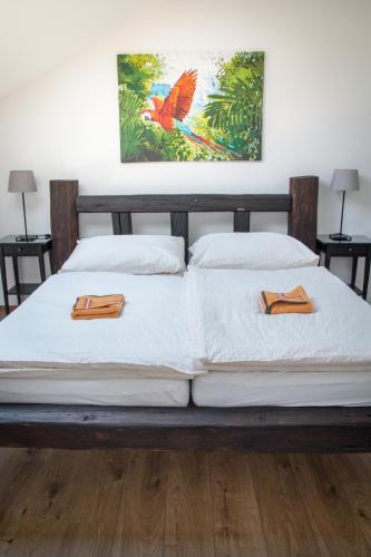 Una cama o camas en una habitación de Cuba Bar & Hostel
