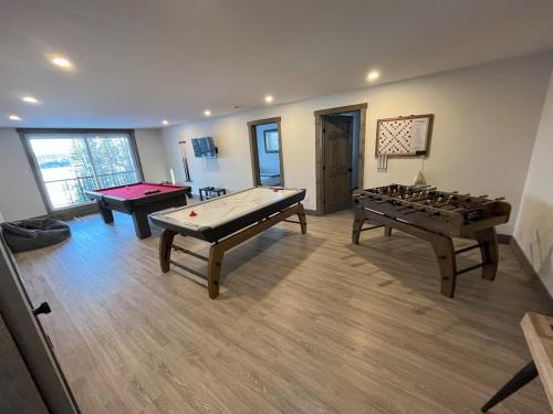 Biliár nebo kulečník v ubytování Chalet Le Douillet