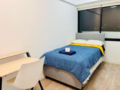 a bedroom with a bed and a desk and a window at Hermoso departamento en el Centro de Lima in Lima