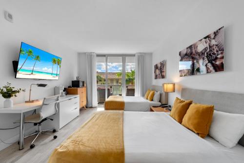 TV a/nebo společenská místnost v ubytování Coastal Luxe Residences - Premium Suites with Pool and Water Views
