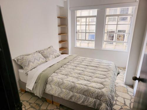 Un dormitorio con una cama y una ventana en Apartment in La Candelaria, en Bogotá