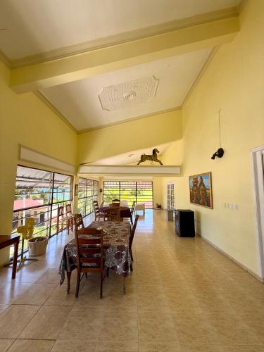 a dining room with a table and chairs at Hotel Al Mare in Santa Cruz de Barahona