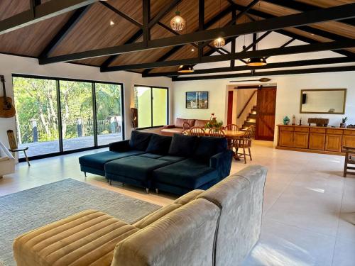 a living room with a couch and a table at Serra Nevada House in Nova Friburgo