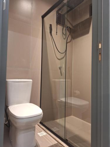 ein Badezimmer mit Toilette und Glasdusche in der Unterkunft Beach Haus #23 - Flat de luxo com terraço in João Pessoa