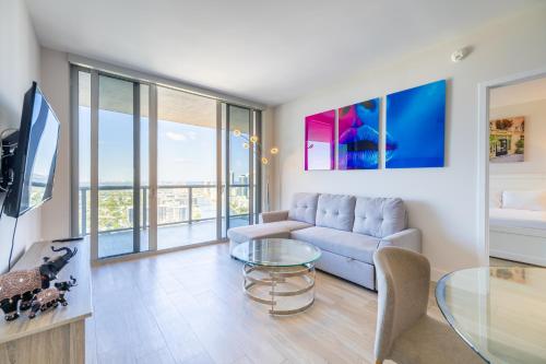 TV a/nebo společenská místnost v ubytování Coastal Luxe Residences - Premium Suites with Pool and Water Views