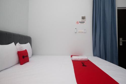 Кровать или кровати в номере RedDoorz Plus near Alun Alun Kota Blora