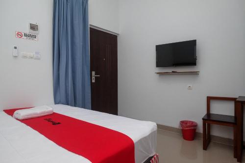 Кровать или кровати в номере RedDoorz Plus near Alun Alun Kota Blora