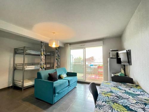 Photo de la galerie de l'établissement Studio spacieux avec piscine, parking et animaux admis à 250m de la plage - FR-1-338-379, à Sète