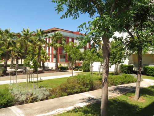 Photo de la galerie de l'établissement Studio spacieux avec piscine, parking et animaux admis à 250m de la plage - FR-1-338-379, à Sète