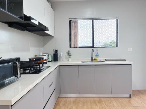 Nadi Vivi Apartmentsにあるキッチンまたは簡易キッチン