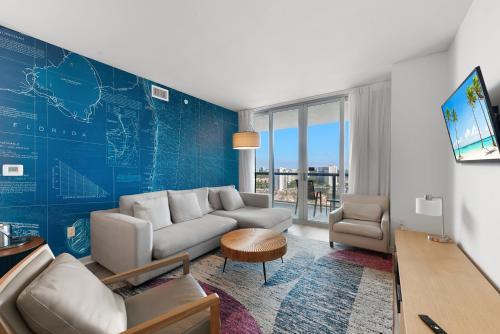 TV a/nebo společenská místnost v ubytování Coastal Luxe Residences - Premium Suites with Pool and Water Views
