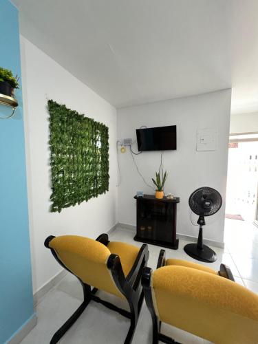 Μια τηλεόραση ή/και κέντρο ψυχαγωγίας στο Apartamentos Mila