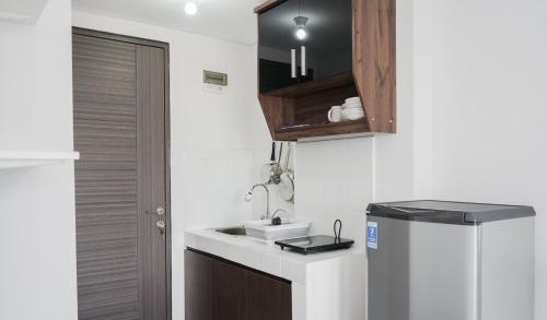 Η κουζίνα ή μικρή κουζίνα στο Cozy Studio at Amazana Serpong Apartment By Travelio