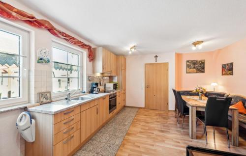 Η κουζίνα ή μικρή κουζίνα στο Cozy Home In Strohn With Kitchen