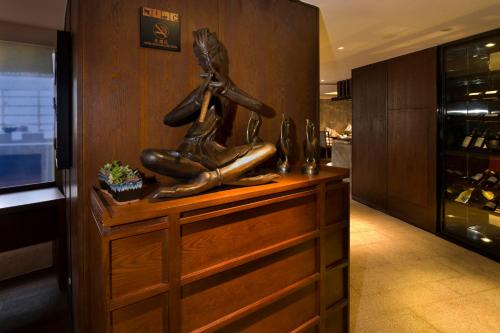 a statue of a woman with her shoes on a counter at SSAW Boutique Hotel Hangzhou Wildwind in Hangzhou