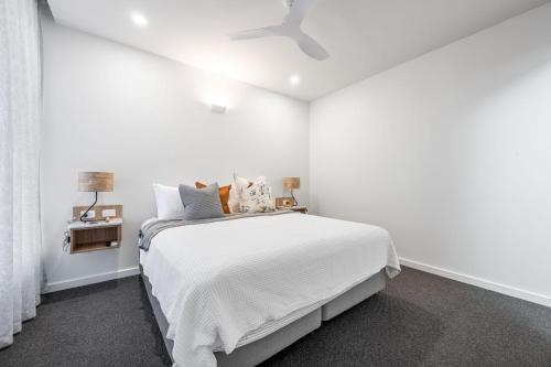 Pod Two - Luxurious 1 King Bedroomにあるベッド