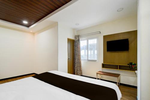 Postel nebo postele na pokoji v ubytování Hotel O Krishna Hotel