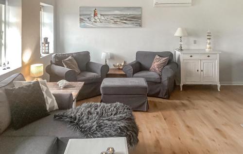 a living room with a couch and two couches at Amazing Home In Højer With Wifi in Højer