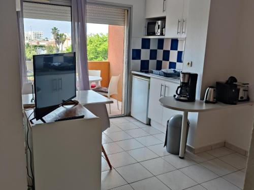 Photo de la galerie de l'établissement T2 confortable, climatisé à Cap d'Agde - FR-1-801-1, au Cap d'Agde