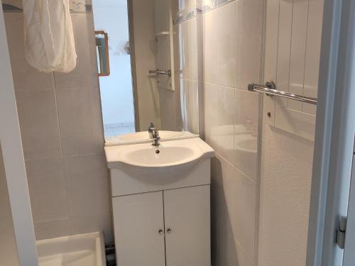 Photo de la galerie de l'établissement T2 confortable, climatisé à Cap d'Agde - FR-1-801-1, au Cap d'Agde