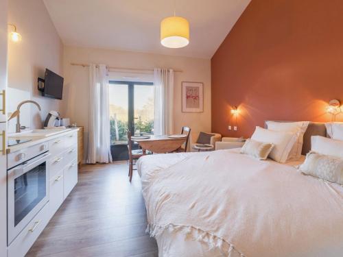 ポール・サン・ペールにあるStudio Bohême avec terrasse et parking, à proximité de Planète Sauvage - FR-1-306-1305の大きな白いベッドとキッチンのある寝室