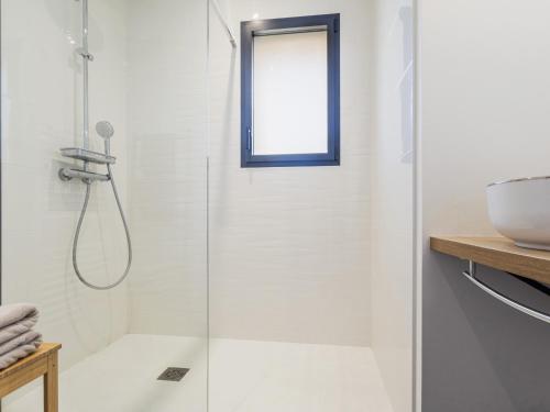 ポール・サン・ペールにあるStudio Bohême avec terrasse et parking, à proximité de Planète Sauvage - FR-1-306-1305のシャワーと洗面台を備えた白いバスルーム