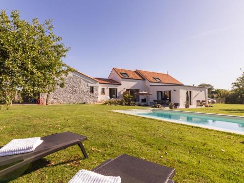 une maison avec une piscine dans une cour dans l'établissement Studio Bohême avec terrasse et parking, à proximité de Planète Sauvage - FR-1-306-1305, à Port-Saint-Père