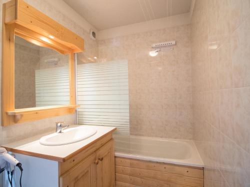 une salle de bain avec un lavabo et une baignoire dans l'établissement Appartement confortable 6 pers, quartier calme - FR-1-508B-1, à Aussois
