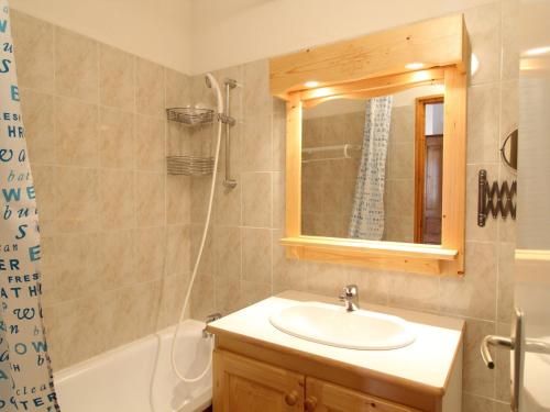 Ένα μπάνιο στο Appartement calme proche navettes à Aussois - FR-1-508B-3