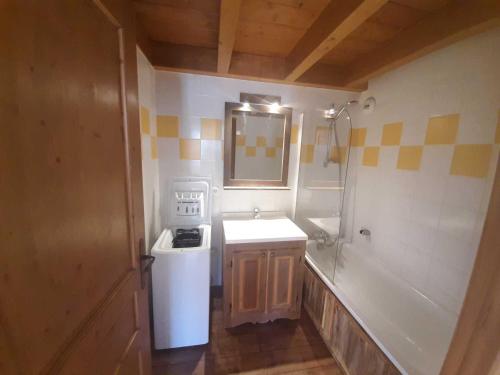 une petite salle de bain avec un lavabo et une douche dans l'établissement Appartement 6 personnes avec Wifi et magnifique vue montagne - FR-1-508B-7, à Aussois