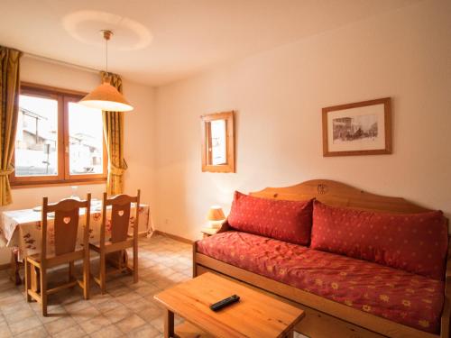 - un salon avec un canapé et une table dans l'établissement Appartement 4 pers avec Terrasse à Aussois, Parking Inclus - FR-1-508B-24, à Aussois